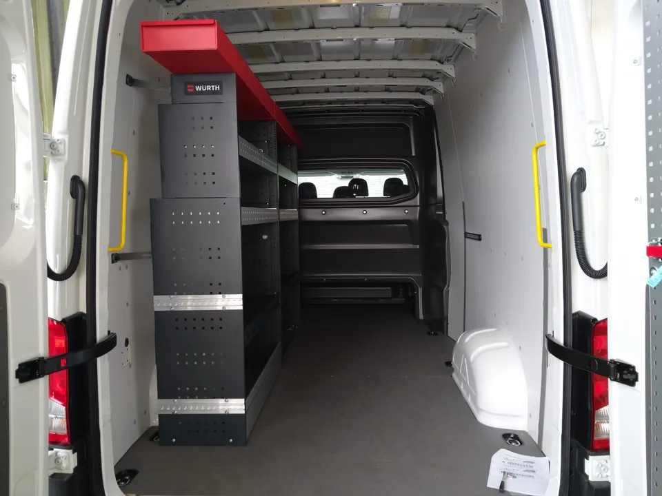 Regal- und Schubladensystem im Laderaum eines Transporters