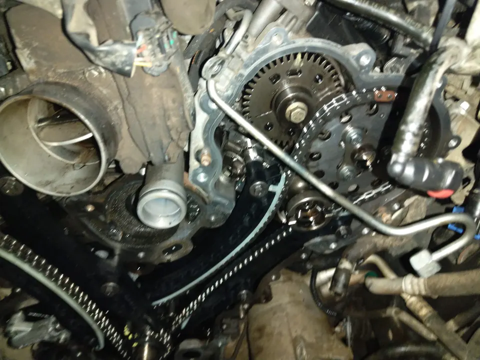 Freigelegter Steuertrieb im Motorraum während einer Reparatur