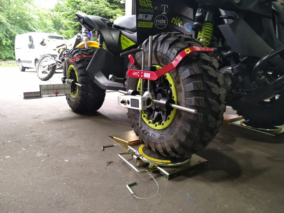 Quad mit Messgeräten an den Hinterrädern in der Werkstatt