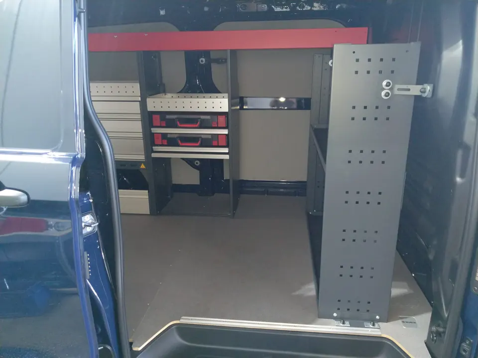 Werkzeugschrank und Montagewand im Laderaum eines Transporters