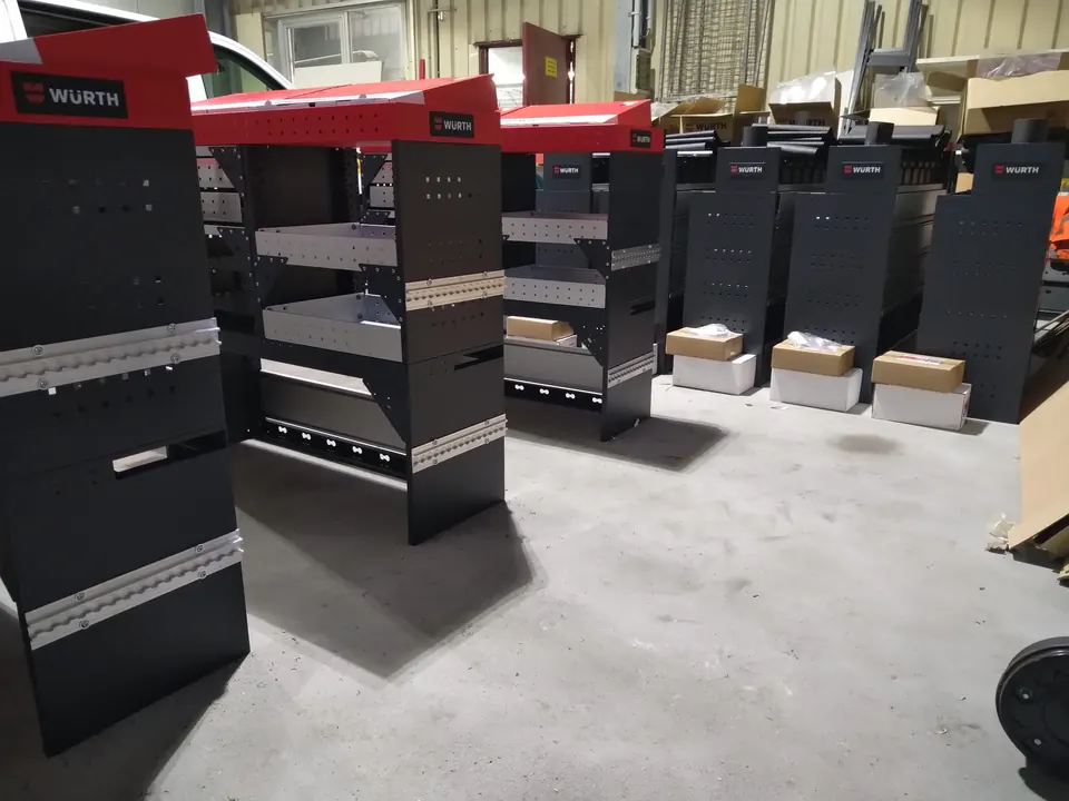 Mehrere vormontierte Regalmodule für Fahrzeugeinrichtungen
