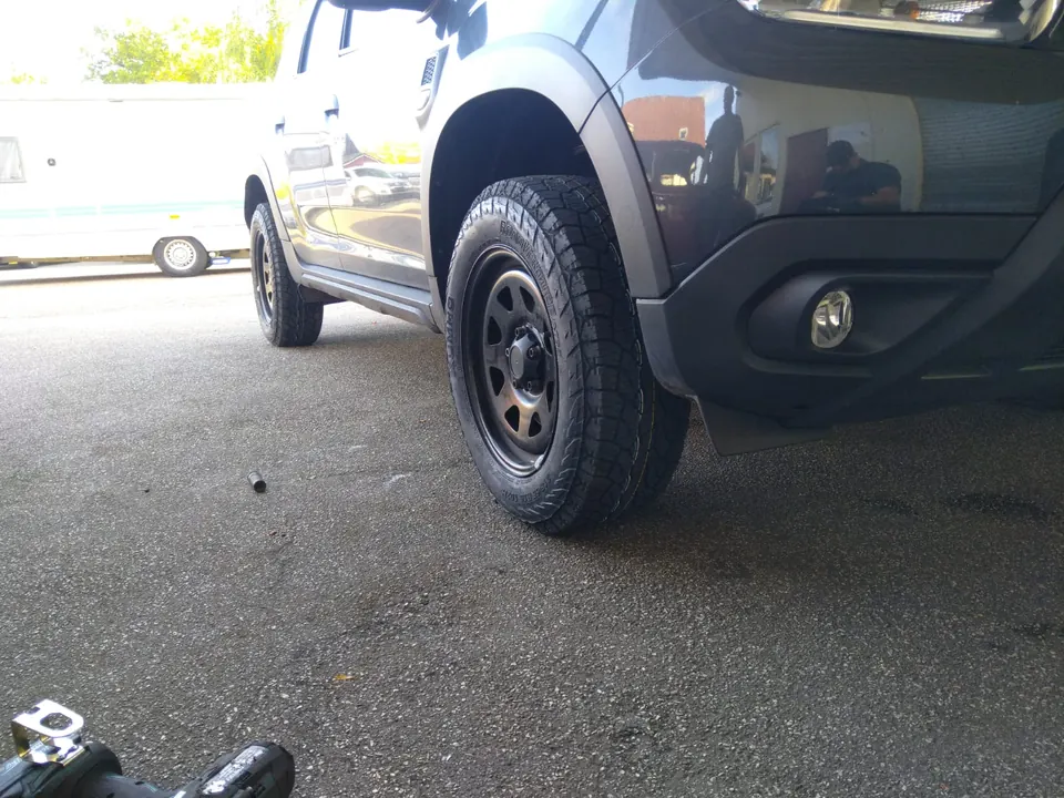 Offroad-Rad an einem grauen Geländewagen