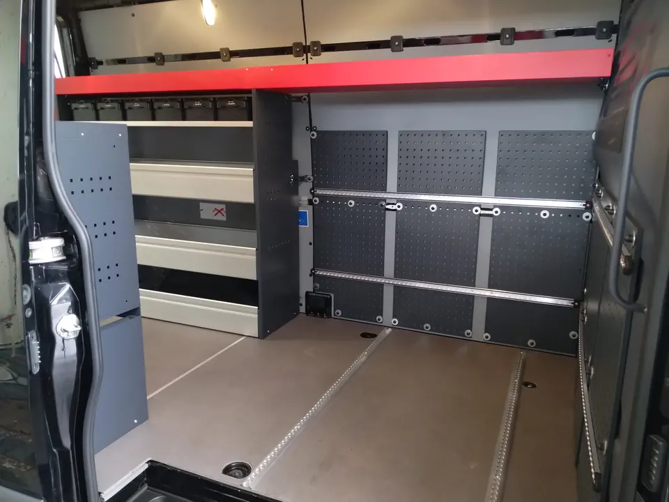 Montagewand und Schubladenmodule in einem Transporter