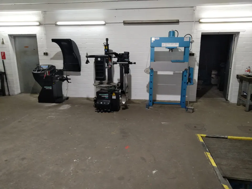 Reifenmontiermaschine, Auswuchtmaschine und Werkstattpresse