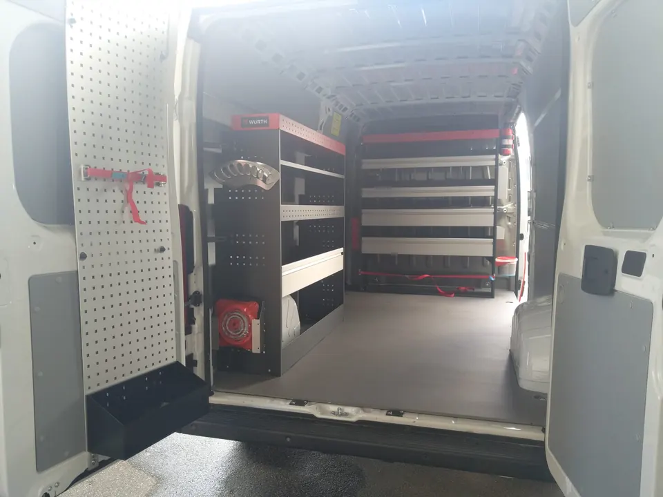 Regal- und Schubladensysteme im Laderaum eines Transporters