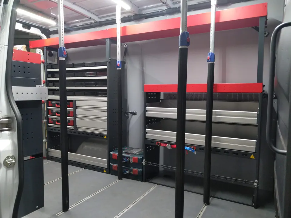 Schubladenmodule und senkrechte Ladungshalter im Transporter