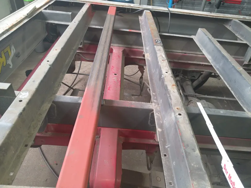Freigelegte Metallrahmenkonstruktion eines Nutzfahrzeugs