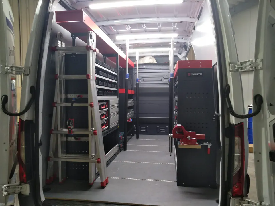 Transporterausbau mit Regalen, Leiterhalterung und Werkbank