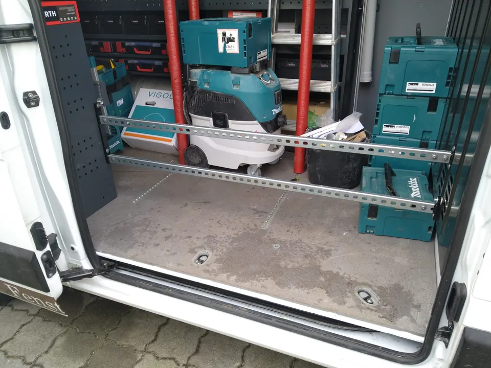 Gesicherte Maschinen und Geräte im Laderaum eines Transporters