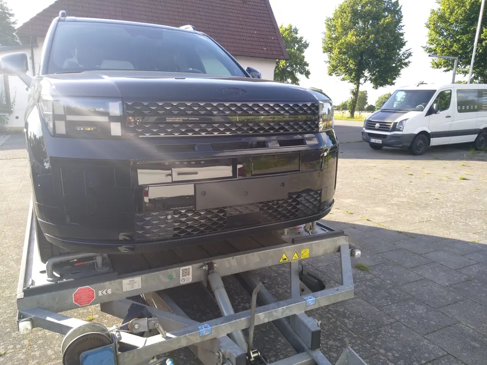 Fahrzeug mit Frontschaden auf einem Transportanhänger