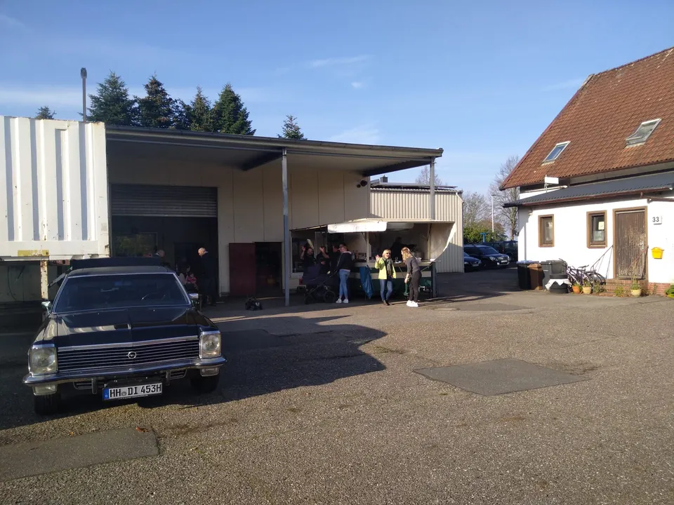 Fahrzeuge vor dem Werkstattgebäude von Horns Technik