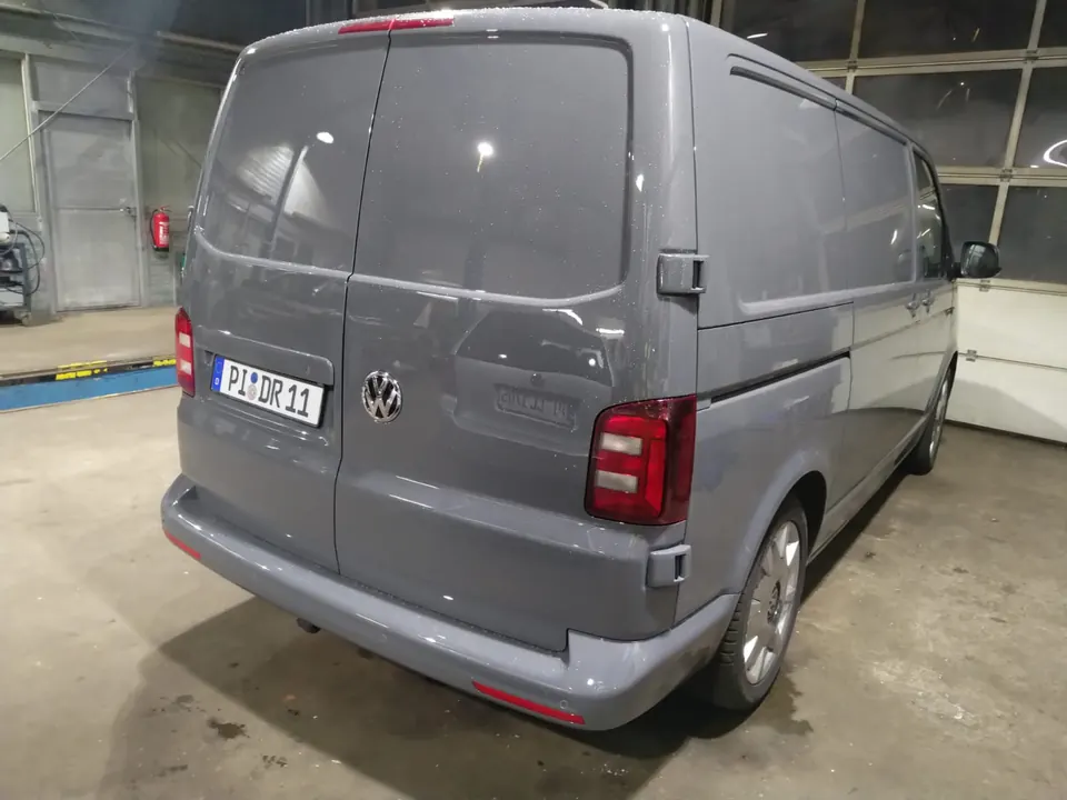 Grauer Transporter in der Werkstatt