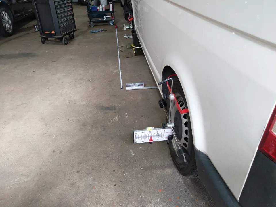 Messsystem für die Achsvermessung am Hinterrad eines Transporters