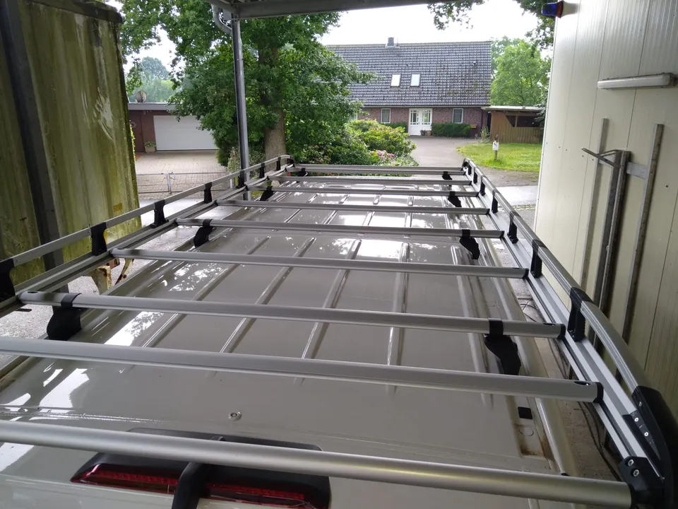 Montierter Dachträger auf dem Dach eines Transporters
