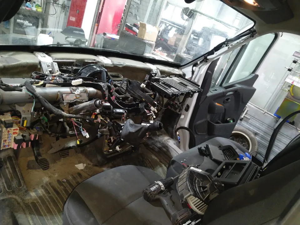 Weitgehend freigelegtes Cockpit während einer umfangreichen Reparatur
