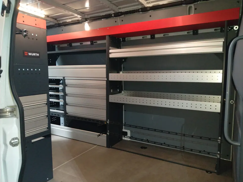 Schubladensystem und perforierte Montageflächen im Transporter