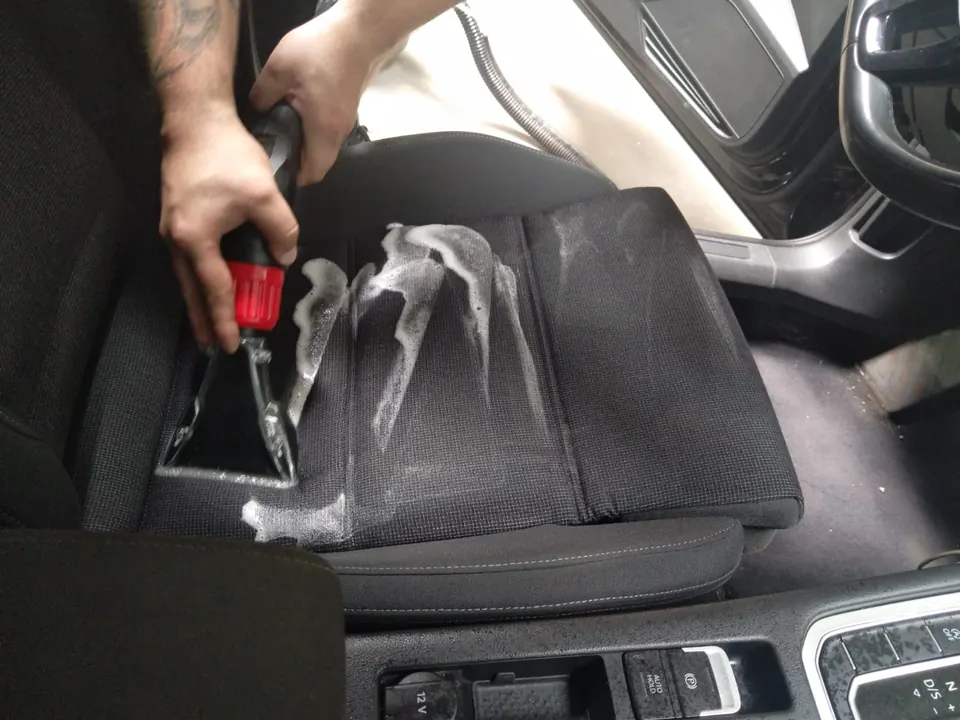 Reinigung eines Fahrzeugsitzes mit einem Polsterreinigungsgerät