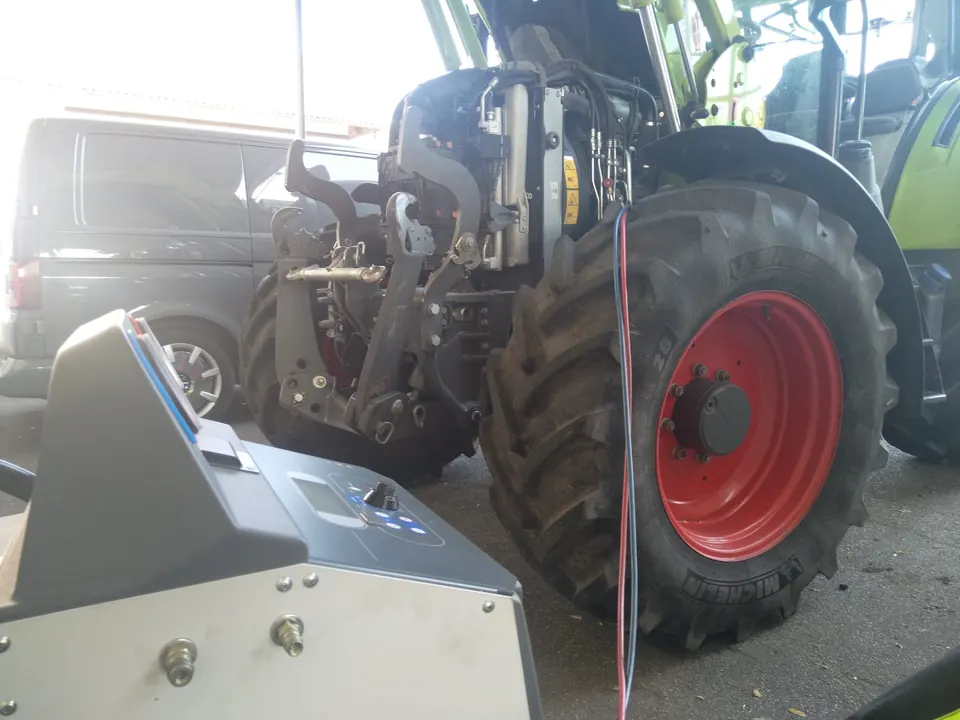 Große Landmaschine während einer Werkstattarbeit