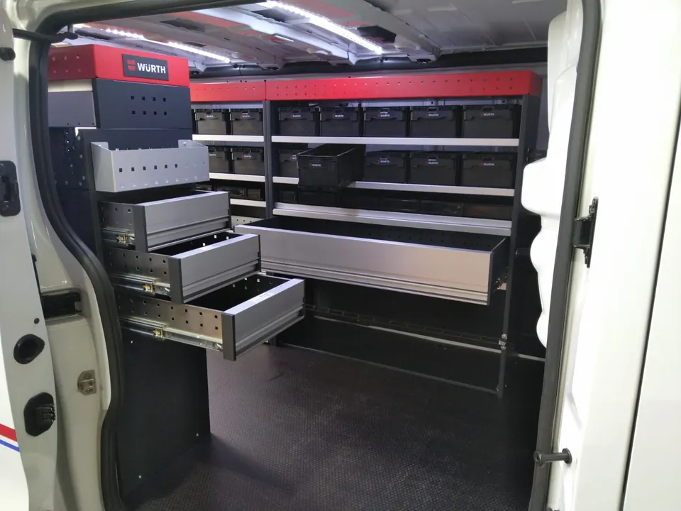 Offenes Schubladen- und Regalsystem im Laderaum eines Transporters