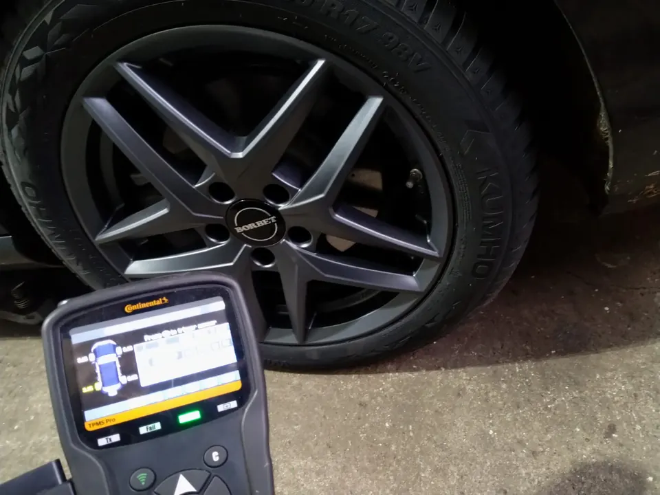 Prüfgerät für das Reifendruckkontrollsystem an einem Fahrzeugrad