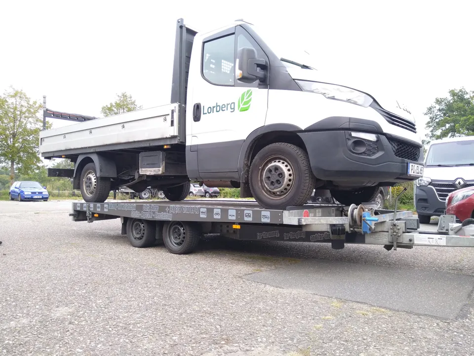Nutzfahrzeug auf einem Transportanhänger