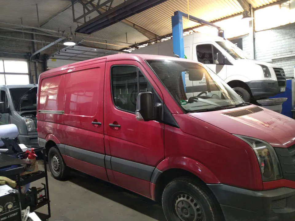 Roter Transporter in der Werkstatthalle