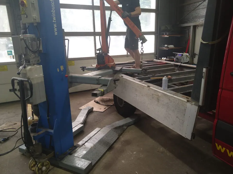 Rahmen eines Nutzfahrzeugs während einer Metallarbeit