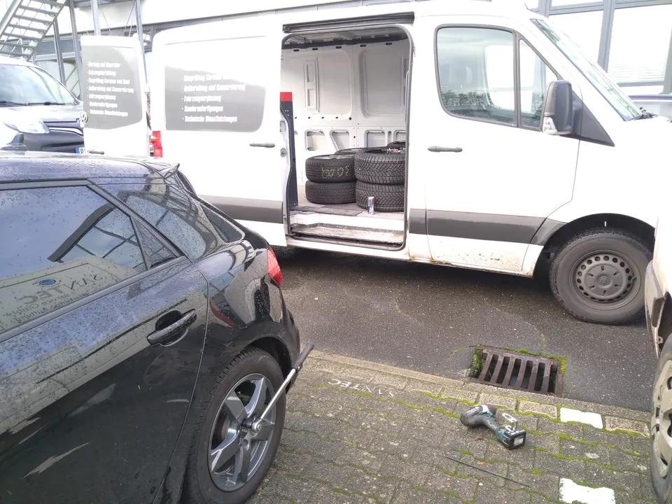 Servicefahrzeug mit geladenen Rädern und Werkzeugen