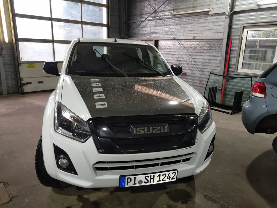 Weißes Nutzfahrzeug in der Werkstatt