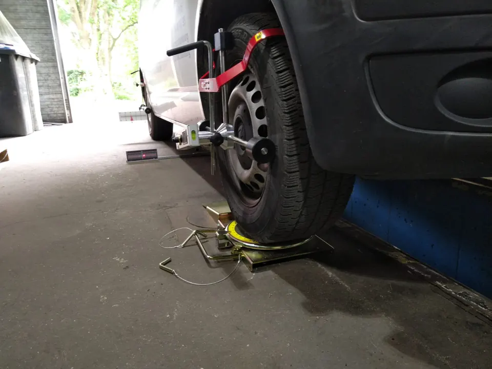 Messsystem für die Achsvermessung am Vorderrad eines Transporters