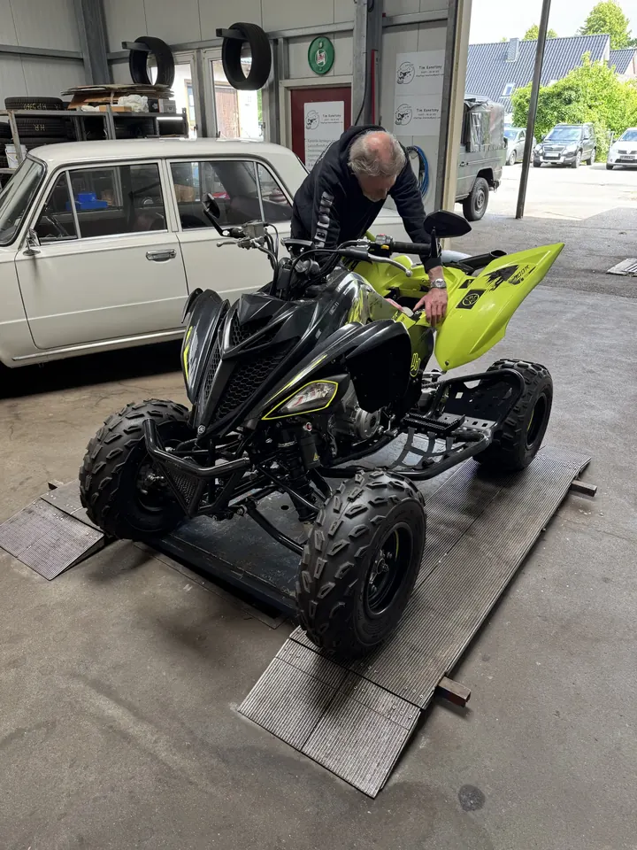 Quad während einer Reparatur auf der Werkstattbühne