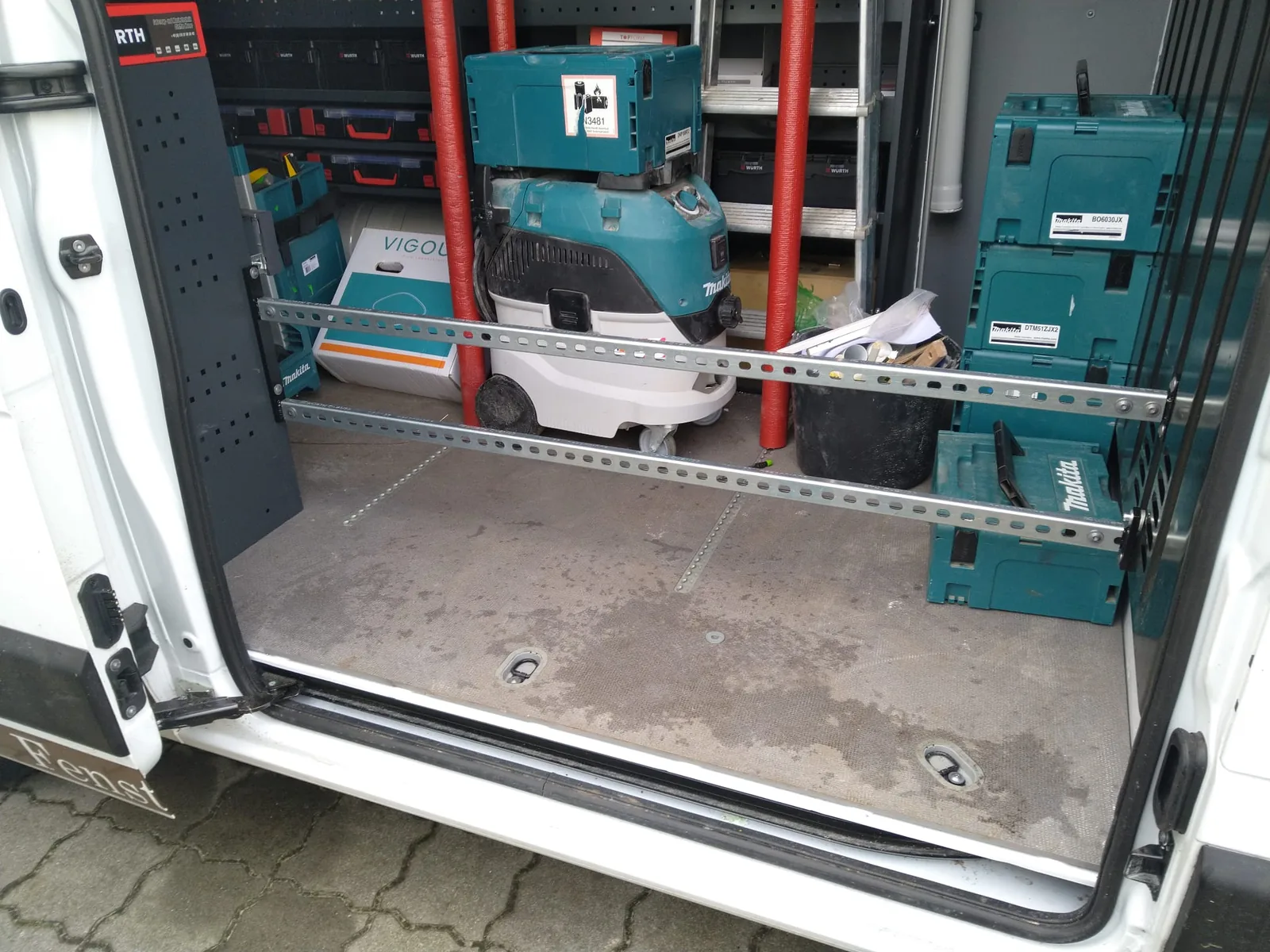 Mit Sperrstangen gesicherte Werkzeuge und Maschinen im Transporter