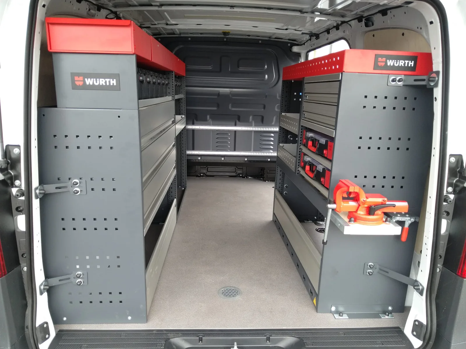 Beidseitige Regale und Schubladen im Innenraum eines Transporters