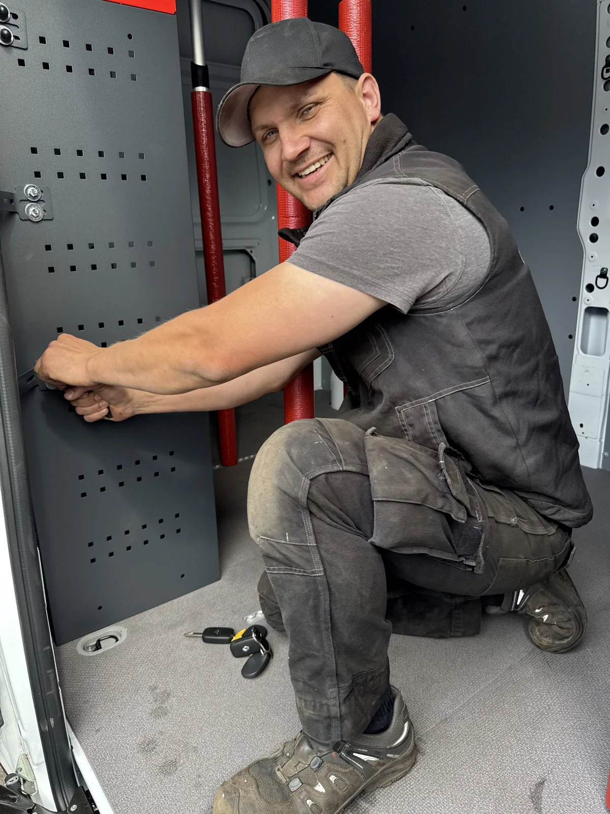Steffen Horns beim Einbau einer Fahrzeugeinrichtung